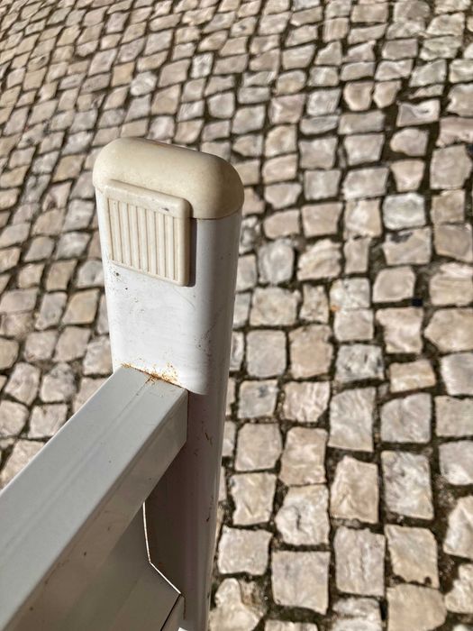 Mesa de escritório cinzenta