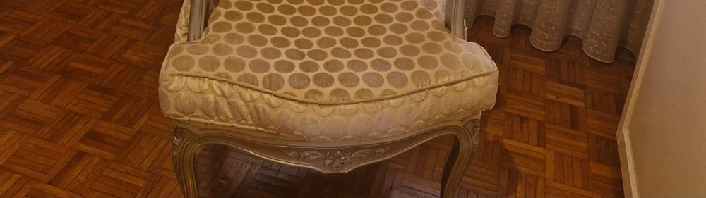 Cadeirão Estufado em Veludo Bege