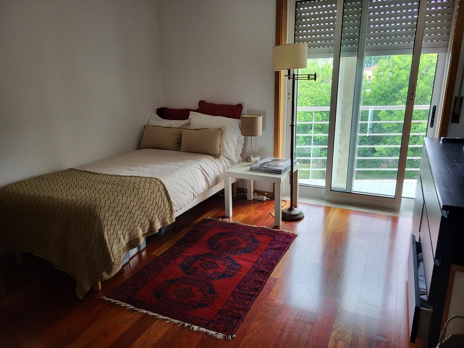 Quarto para arrendar. Simpático quarto para arrendar num aoartamento aconchegante.