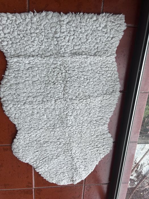 Tapetes em pêlo , cor pérola e , e cinza claro