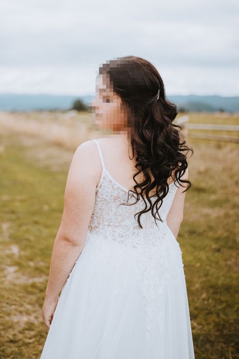 Smietankowa suknia ślubna