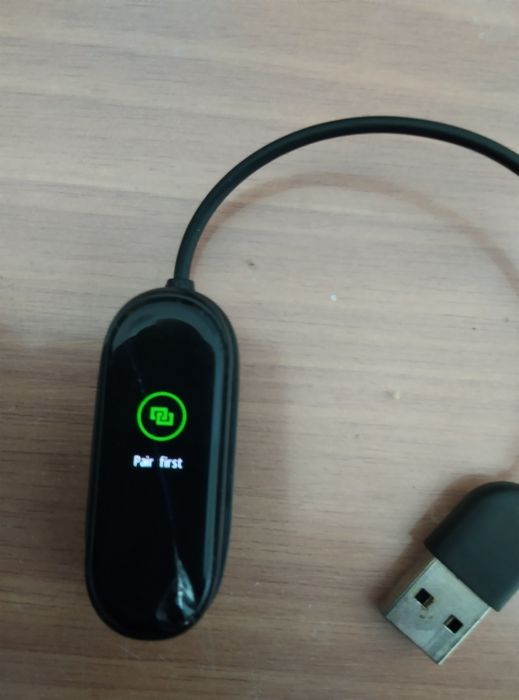 Фитнес браслет XIAOMI.
