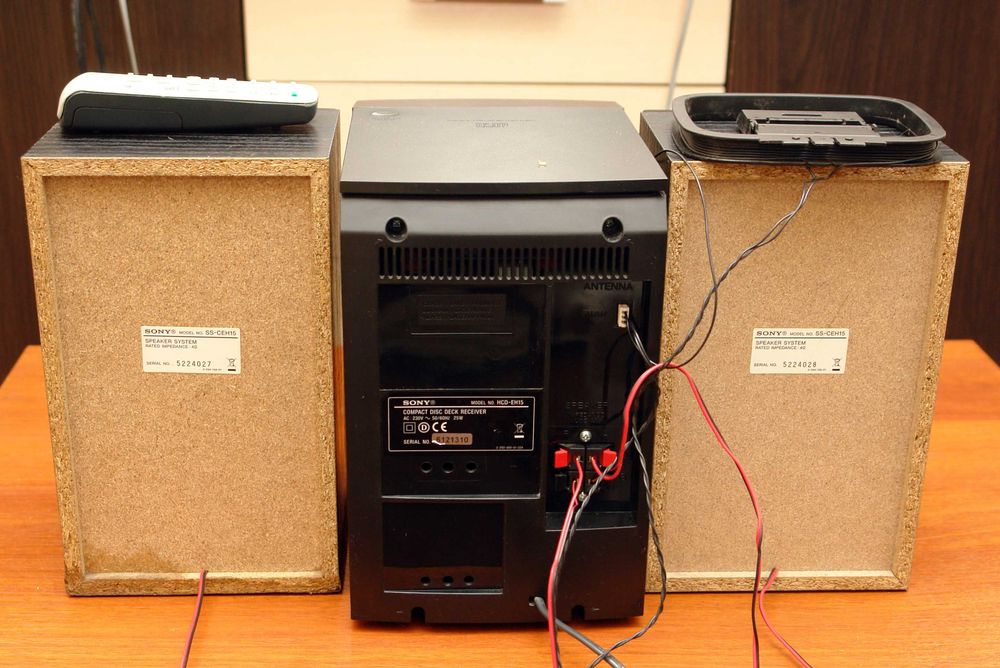 Музыкальный центр Sony CMT-EH15. Всё работает.