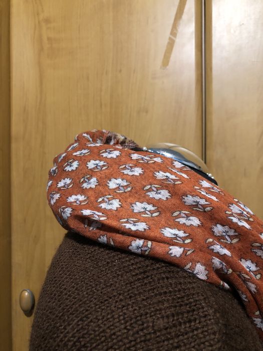 Lekki wiosenny pomarańczowy szal chusta w kwiatowe wzory nowy