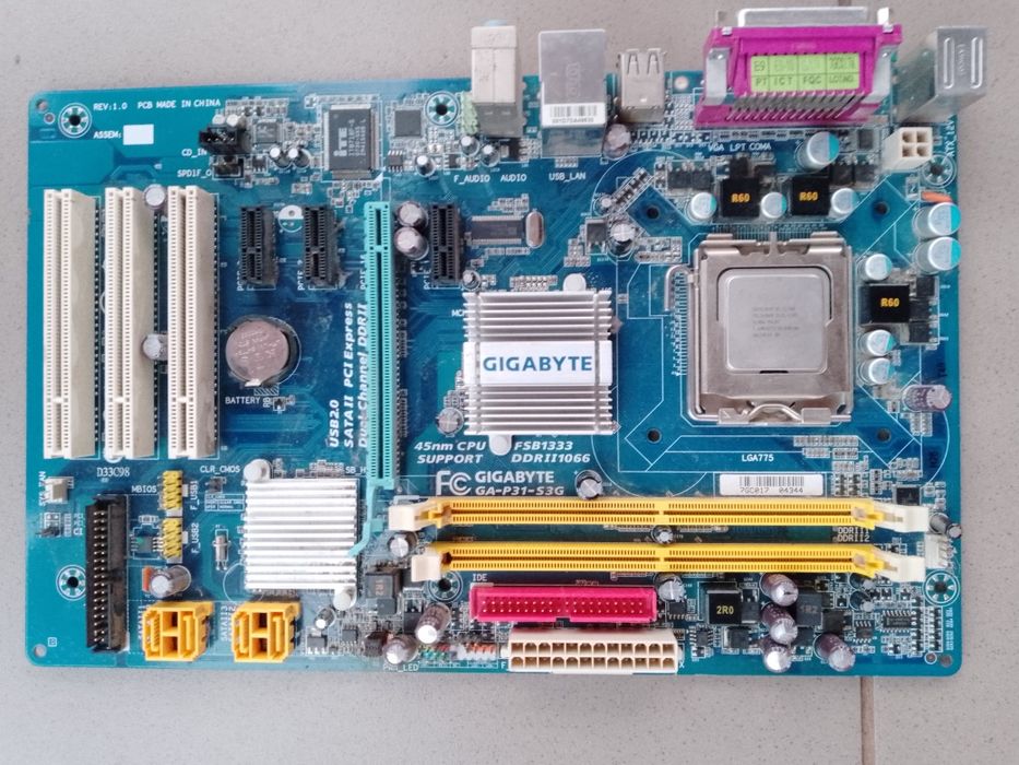 Плати комп'ютера та мікрофони.