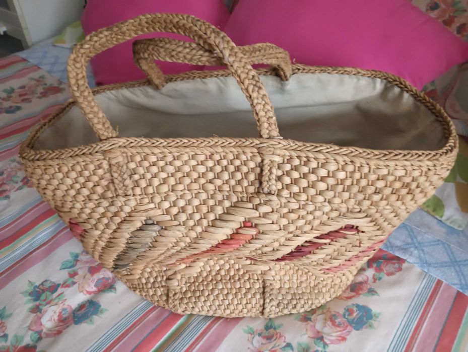 Cesta em Palhinha grande e extra forte forrada no seu interior