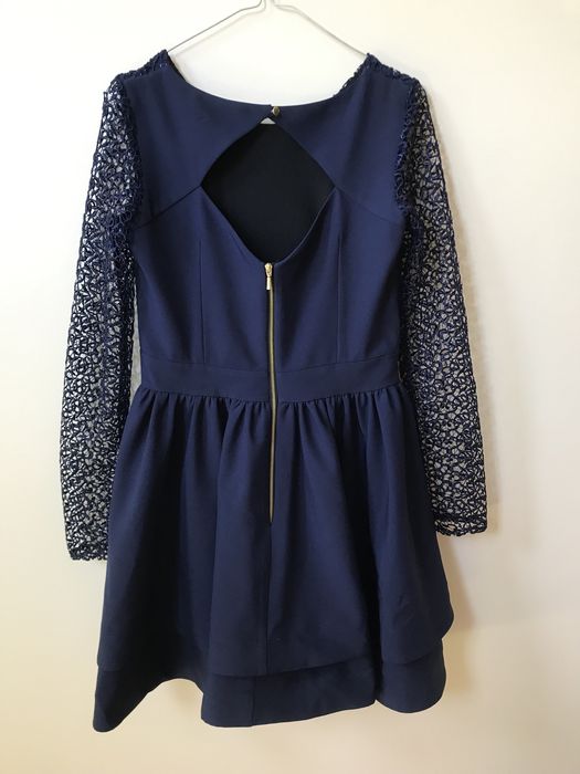 Granatowa rozkloszowana sukienka z długim rękawem z koronką