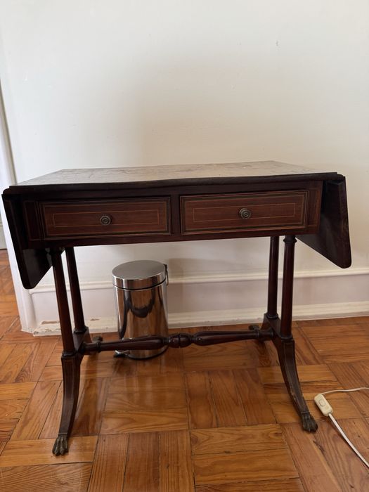 Mesa de madeira vintage com abas e 2 gavetas