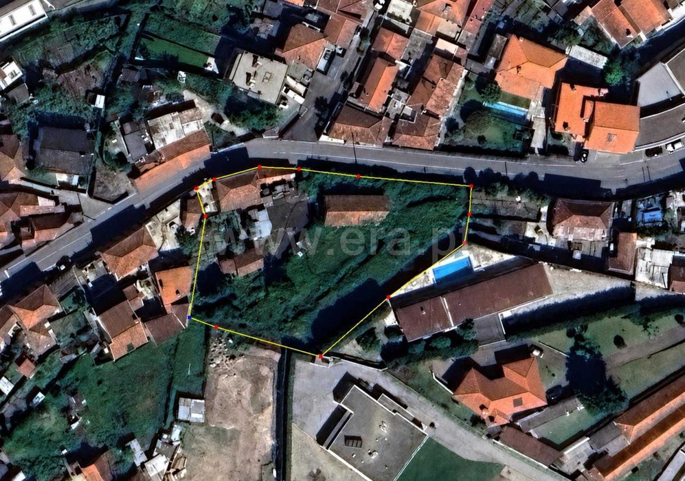 Terreno com uma moradia uma casa de apoio e um armazém.