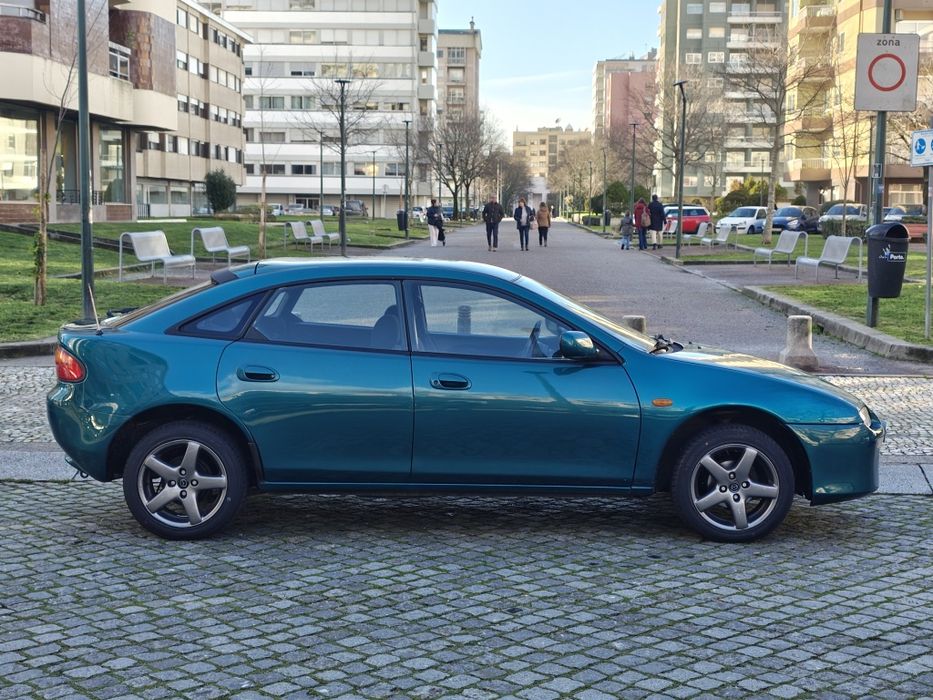 Mazda 322 F japonês