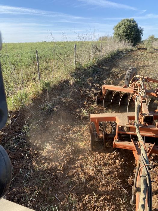 Serviço de trator/ mini giratória