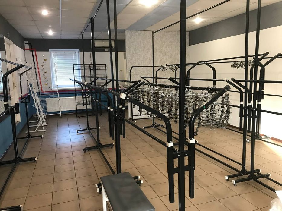 Стійки для одягу, стелажі для взуття, вішалки, маникени, тремпеля.