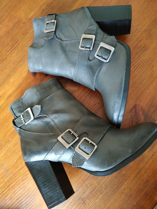 Стильні сірі весільні ботильйони з пряжками на підборах 39 розмір_25см