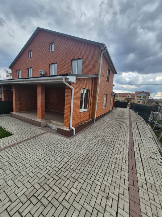 Продаж сучасного будинку в центрі