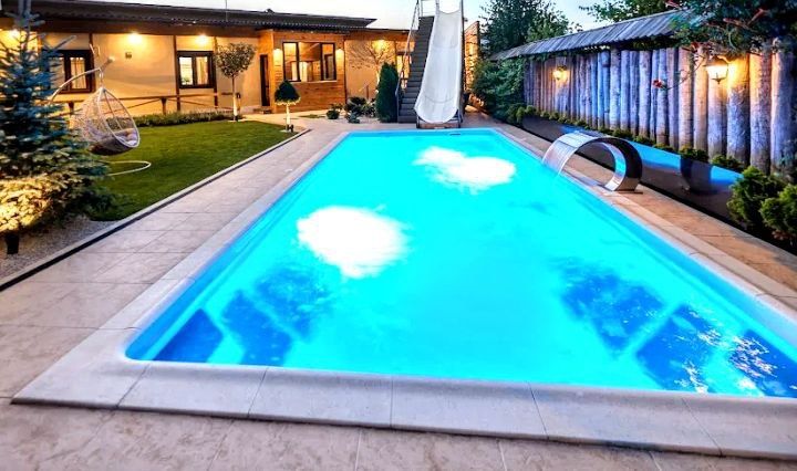 #382 Будинок з теплим басейном на вулиці