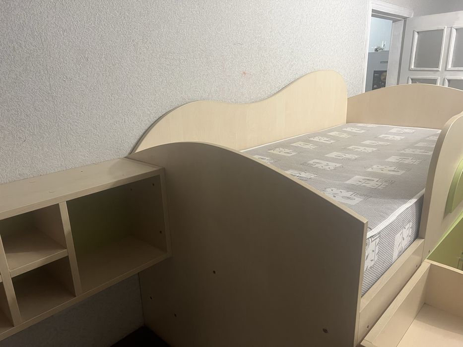 Дитяче ліжко з шафою та стіл