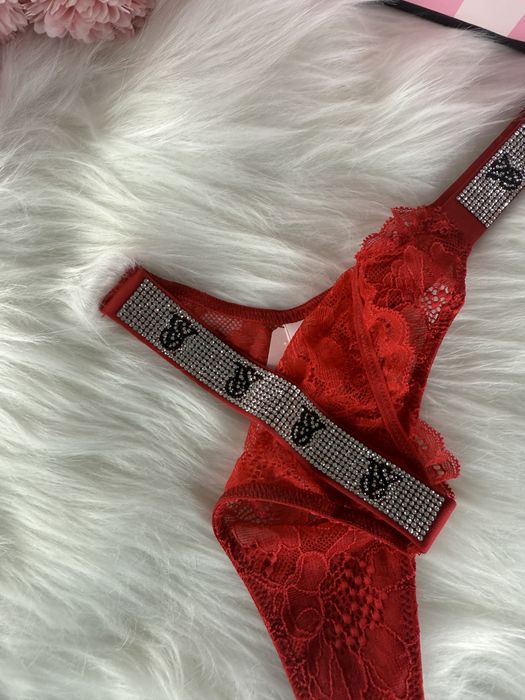 Czerwone majtki stringi koronkowe z kryształkami Victoria’s Secret S