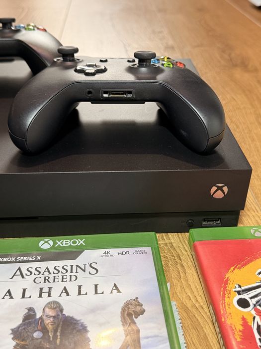 Xbox One X 1TB + dwa pady + 3 gry