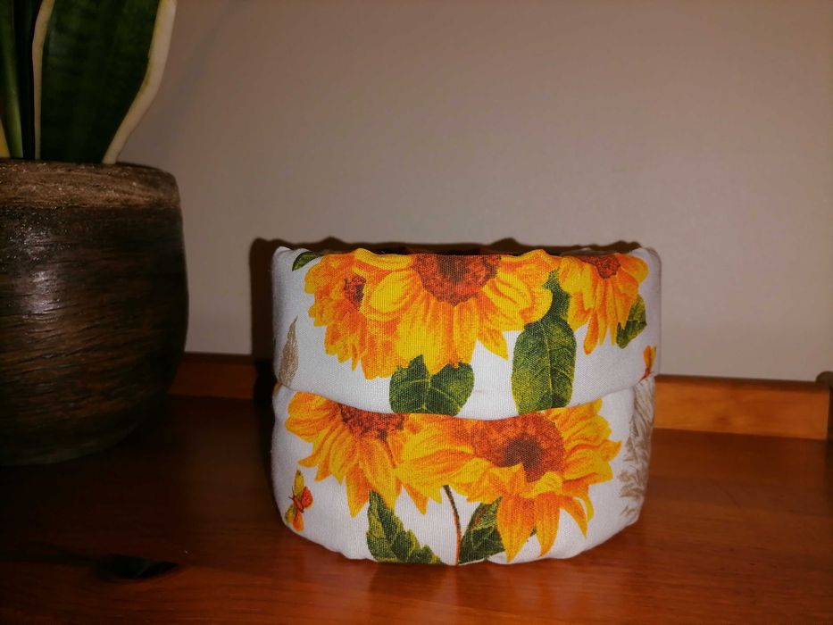 Cesto artesanal com girassóis