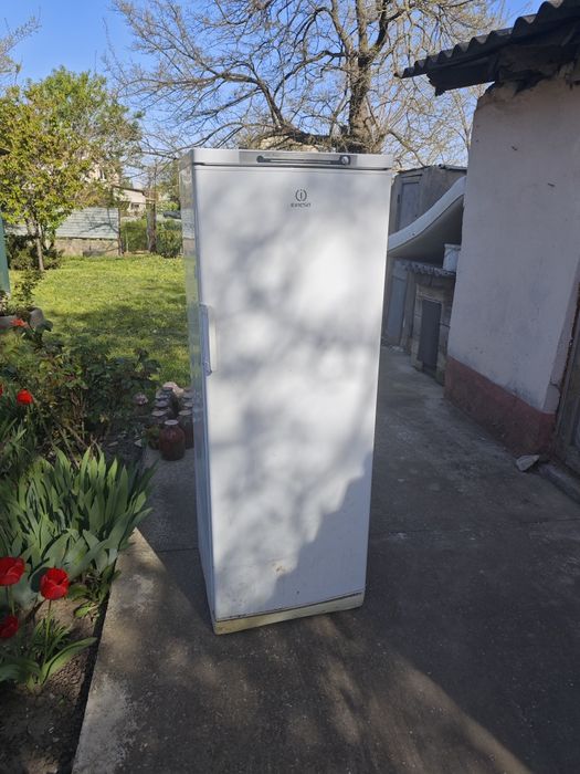 Морозильная камера INDESIT.