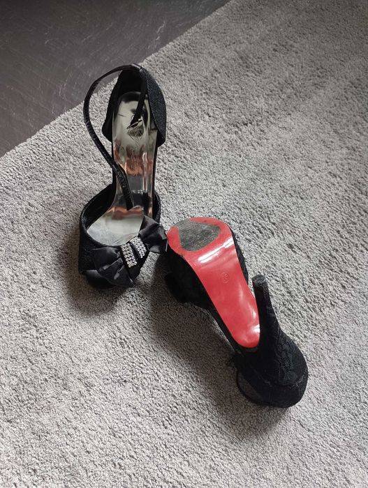 Vendo sapato/sandália cor preto n 35, cerimónia