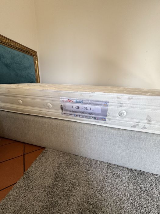 Estrado e colchão Novos