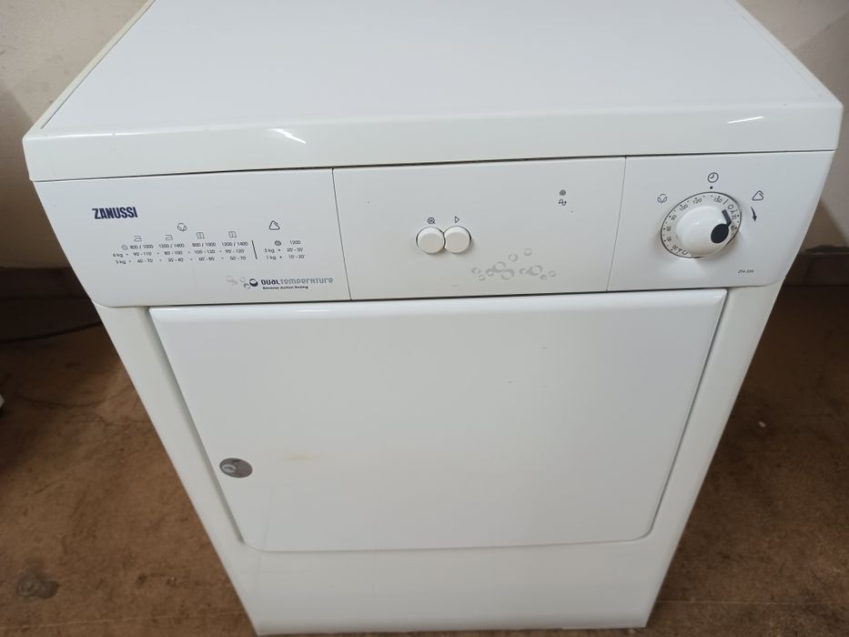 Máquina de secar roupa zanussi,,de tubo ....em ótimo estado possibilid