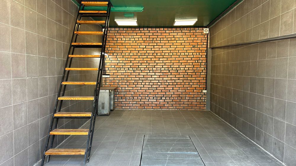 Сучасний приватизований гараж з кімнатою для відпочинку