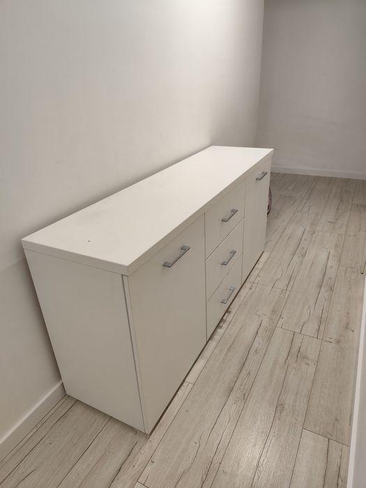 Zestaw białych mebli komoda szafka tv