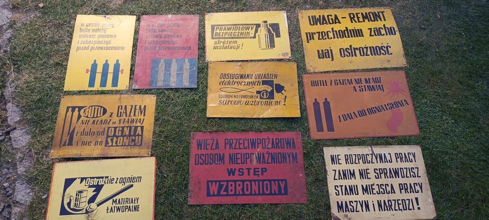 Stara metalowa tablica z PRL-u