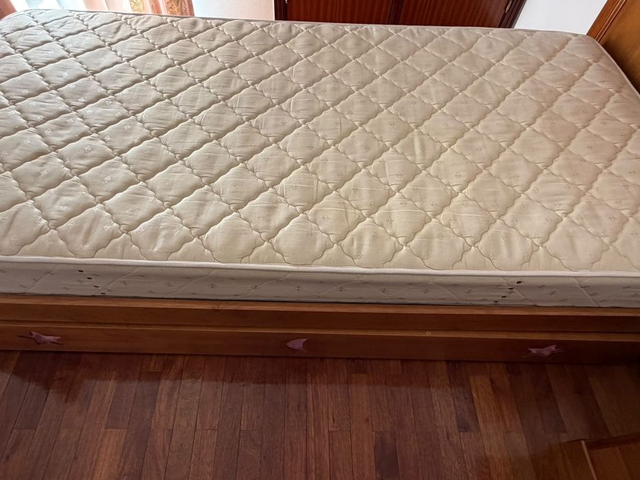 Cama de solteiro e mesa de cabeceira em madeira maciça