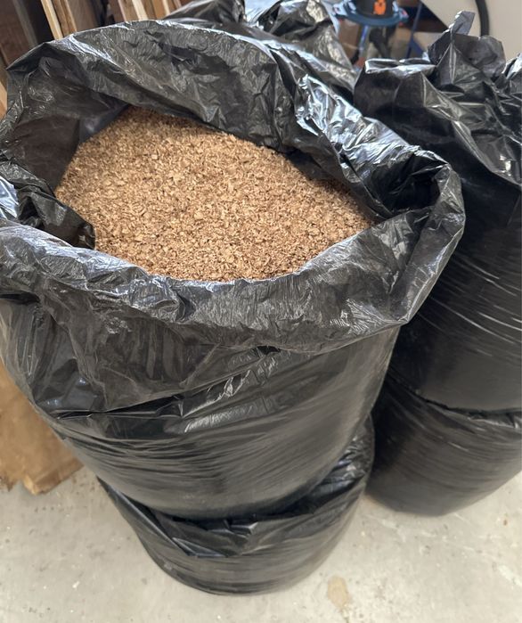 Aparas e serradura de madeira natural