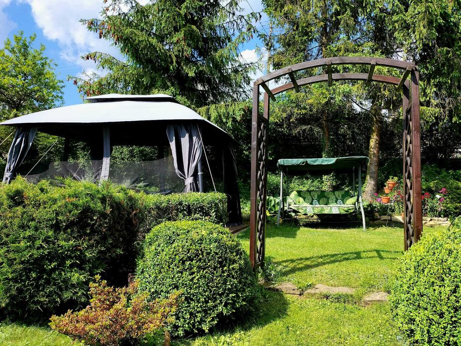 Dom w górach nad jeziorem Czorsztyńskim