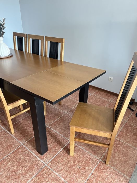 Mesa de jantar extensível com 8 cadeiras.