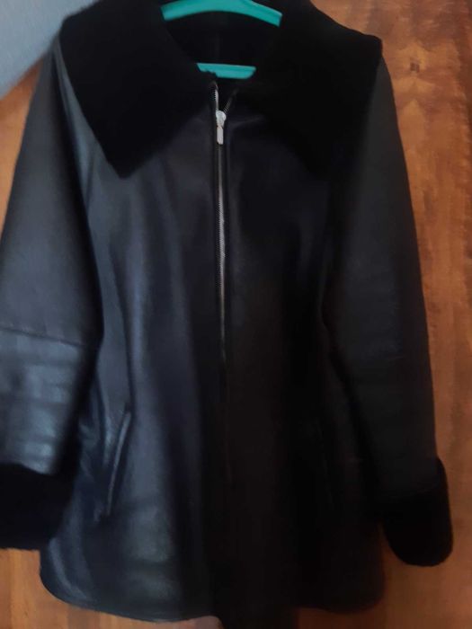 Отличная, теплая, почти новая дубленка.