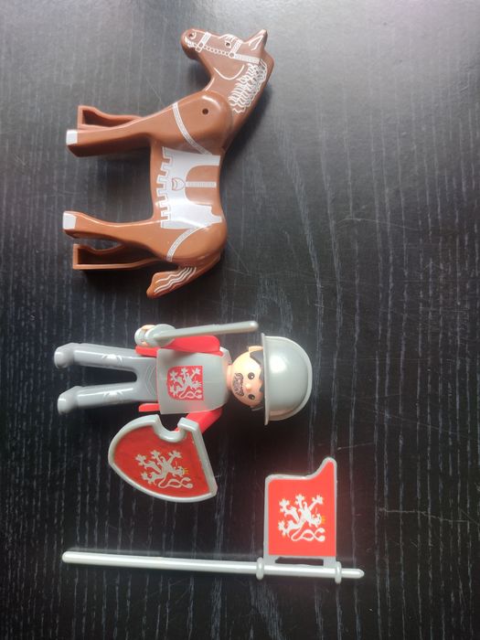 Figurka Minionka i rycerz na koniu zabawka z Czech