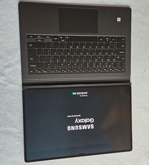 Samsung Galaxy Tab S8 Ultra com capa teclado e pen