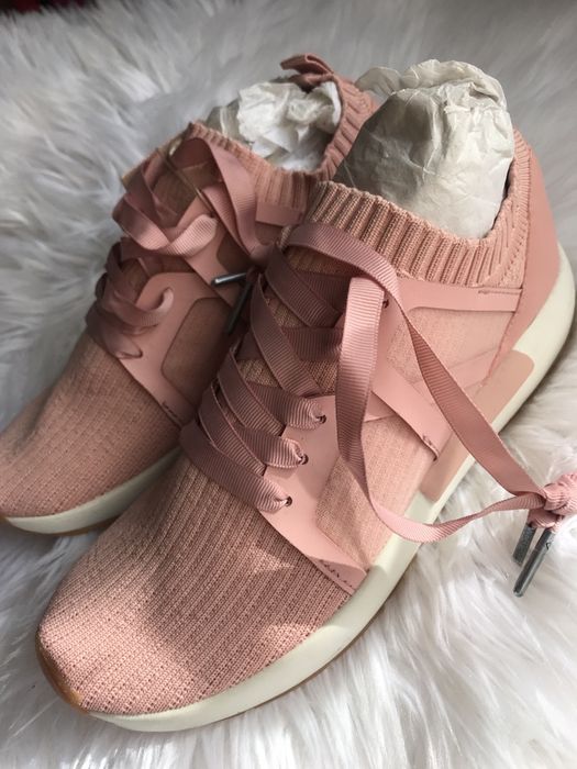 Botas ténis pretos Aldo + Ténis rosa Stradivarius