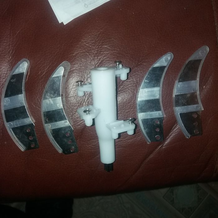 Предлагается набор ножей для измельчителя обьем два литра