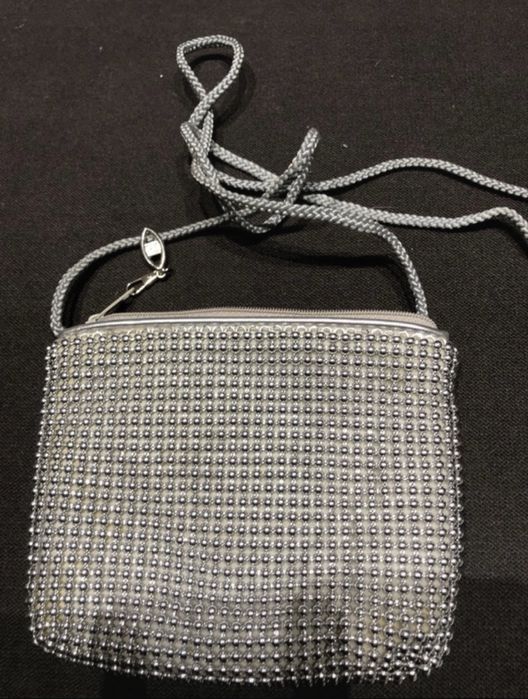 Srebrna torebka na imprezę