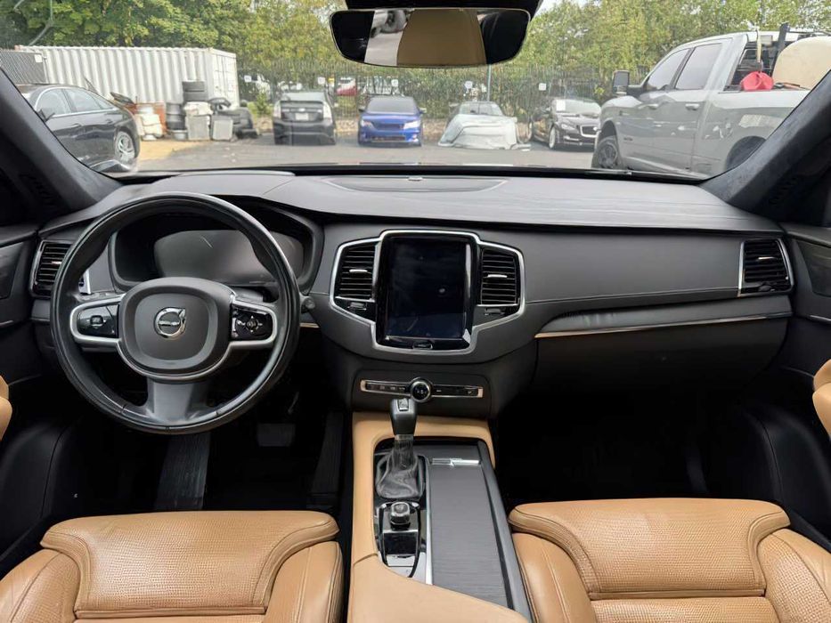 Volvo XC90 B5      2022