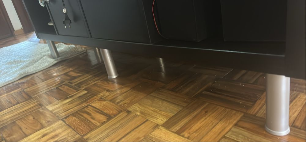 Movel com gavetas e portas e 6 pes prata