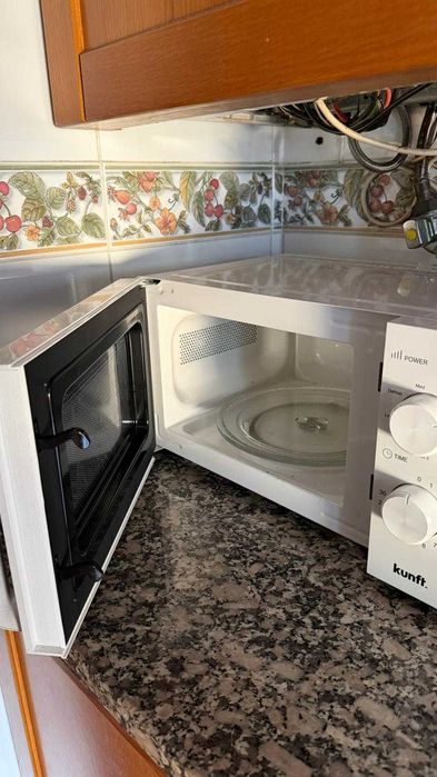 Micro-ondas Kunft com Grill 900W