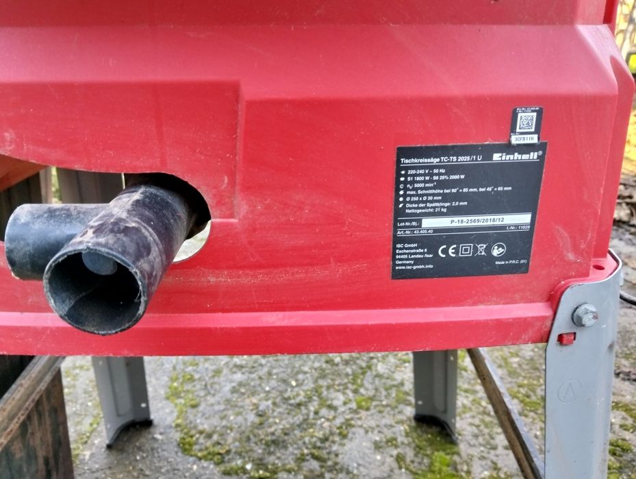 Serra de mesa circular a trabalhar bem disco novo era usada para corta