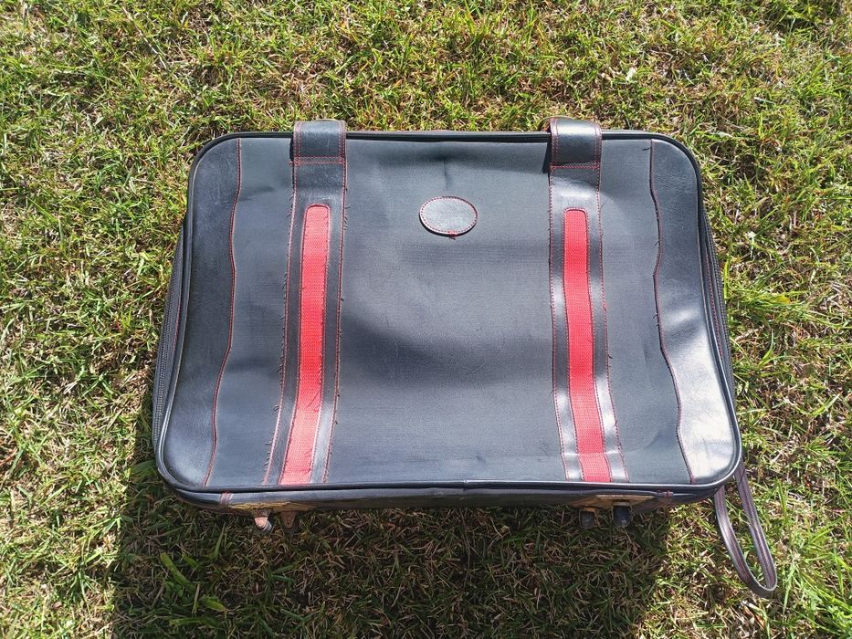 Mala para viagem em pele e com rodas.
Medidas: 75/50/19cm