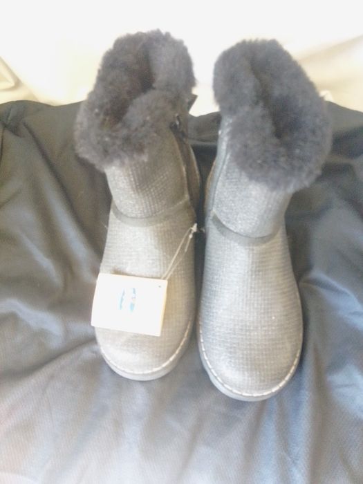 Botas pretas de pelinho de menina
