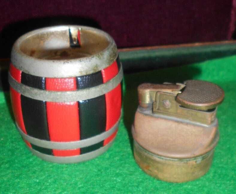 Isqueiro Art Déco, em forma de barril, metal e pele preta e vermelha