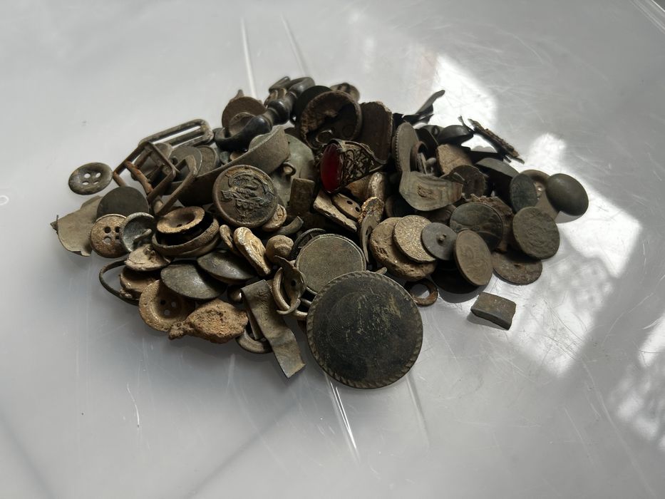 Mix guzików, biżuterii odznak itp. Wykopki  5