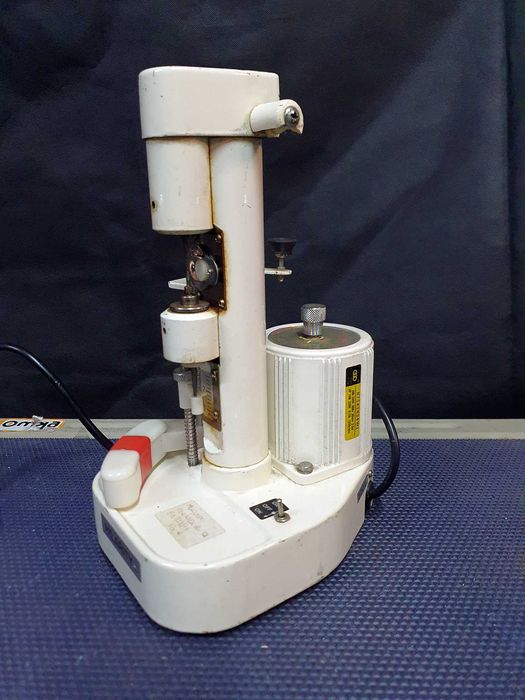 Máquina vintge de perfuração e entalhe de lentes