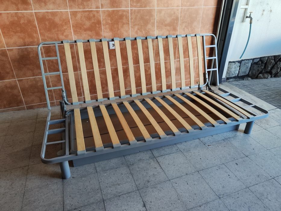 Sofá-cama cinzento escuro com arrumação, abre para cama de casal (2,00 m x 1,40 m)